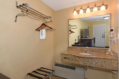 Ardsley Acres Hotel Court - Click Find 10