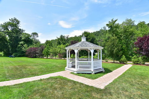 Ardsley Acres Hotel Court - Click Find 15