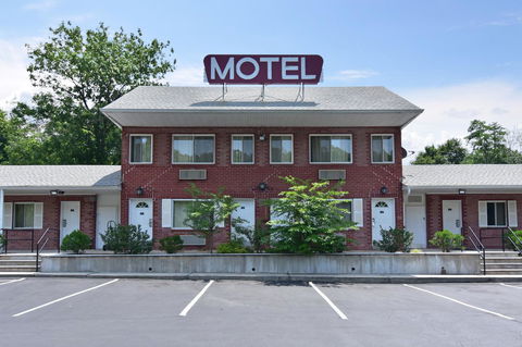 Ardsley Acres Hotel Court - Click Find 20