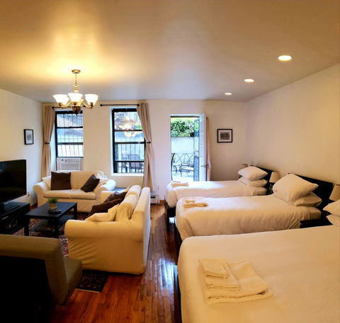 Historic Brownstone Apartment - Click Find 2