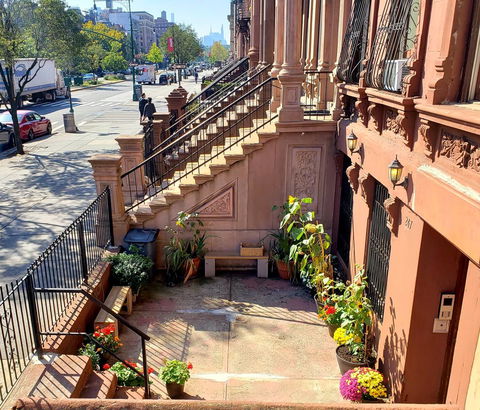 Historic Brownstone Apartment - Click Find 11