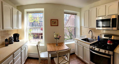 Historic Brownstone Apartment - Click Find 6