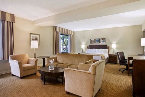 Radisson Hotel At The University Of Toledo - Bet 4u 9