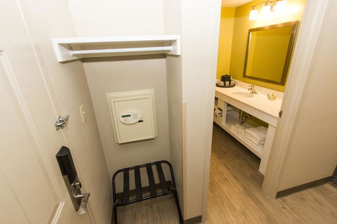 Cedar Point's Express Hotel - Bridge Guide 41