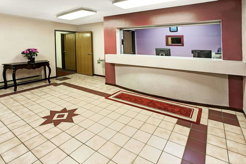 Super 8 By Wyndham Heath/Newark - Click Find 8