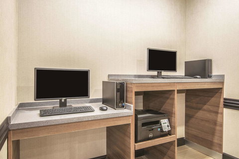 La Quinta By Wyndham Guthrie - Bet 4u 23