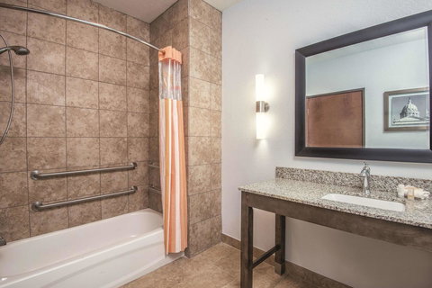 La Quinta By Wyndham Guthrie - Bet 4u 6