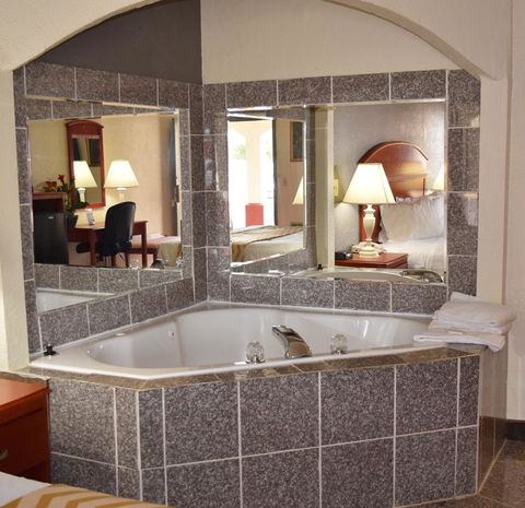 Travelodge By Wyndham Norman - Bridge Guide 20