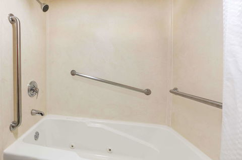 Travelodge By Wyndham Norman - Bridge Guide 43