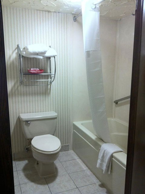 Travelodge By Wyndham Norman - Bridge Guide 4