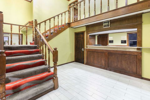 Travelodge By Wyndham Norman - Bridge Guide 41