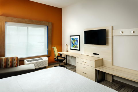 Holiday Inn Express & Suites - Medford - Click Find 26
