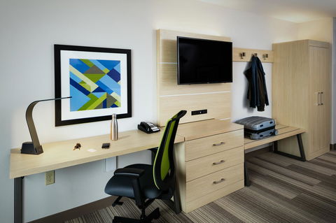 Holiday Inn Express & Suites - Medford - Click Find 21