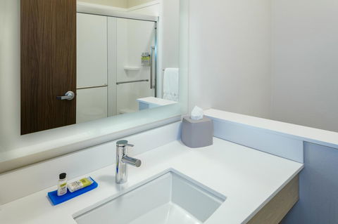 Holiday Inn Express & Suites - Medford - Click Find 28