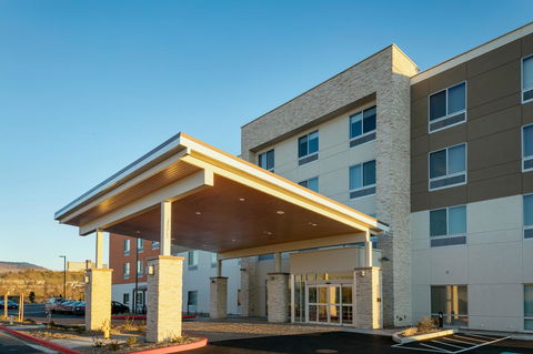 Holiday Inn Express & Suites - Medford - Click Find 33