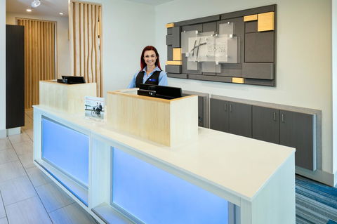 Holiday Inn Express & Suites - Medford - Click Find 6