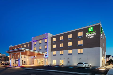 Holiday Inn Express & Suites - Medford - Click Find 32