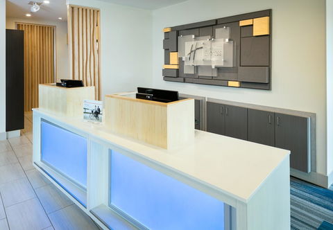 Holiday Inn Express & Suites - Medford - Click Find 5