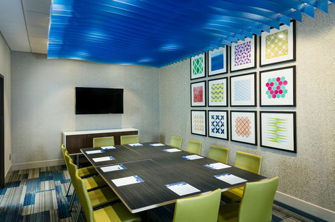 Holiday Inn Express & Suites - Medford - Click Find 30