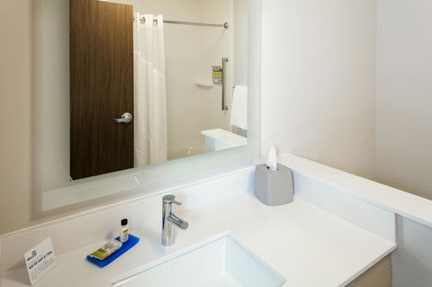 Holiday Inn Express & Suites - Medford - Click Find 19