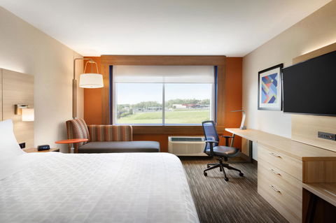 Holiday Inn Express & Suites - Medford - Click Find 37
