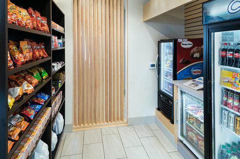 Holiday Inn Express & Suites - Medford - Click Find 1