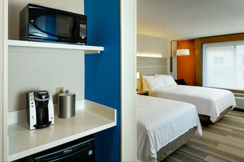Holiday Inn Express & Suites - Medford - Click Find 18
