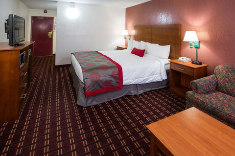 Ramada By Wyndham Medford Hotel & Conference Center - Click Find 9