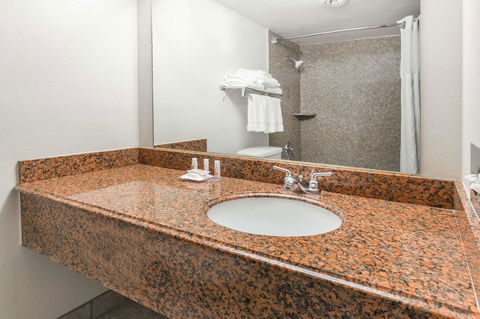 Ramada By Wyndham Medford Hotel & Conference Center - Click Find 16