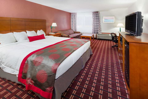 Ramada By Wyndham Medford Hotel & Conference Center - Click Find 13