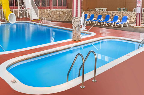 Ramada By Wyndham Medford Hotel & Conference Center - Click Find 28