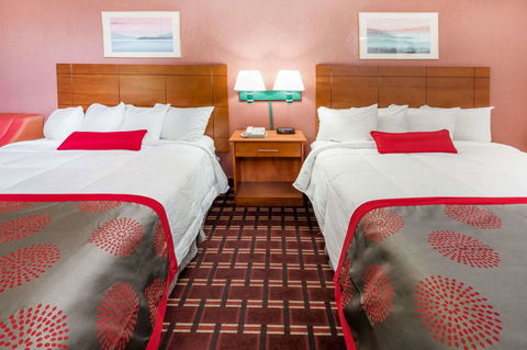 Ramada By Wyndham Medford Hotel & Conference Center - Click Find 29