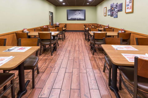 Ramada By Wyndham Medford Hotel & Conference Center - Click Find 24