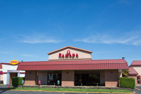 Ramada By Wyndham Medford Hotel & Conference Center - Click Find 4