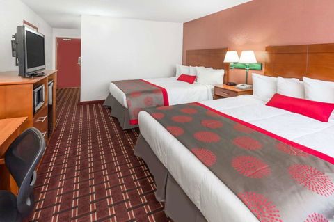 Ramada By Wyndham Medford Hotel & Conference Center - Click Find 35