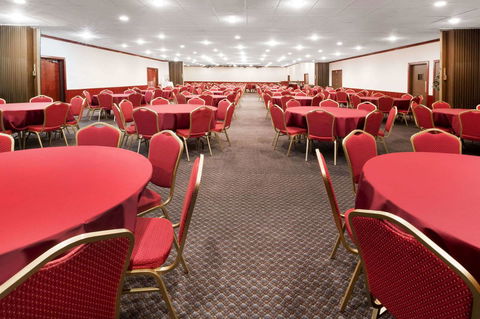 Ramada By Wyndham Medford Hotel & Conference Center - Click Find 30