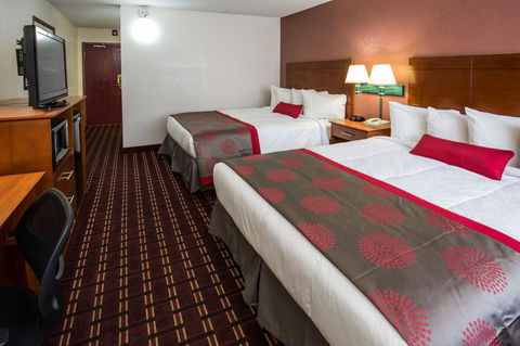 Ramada By Wyndham Medford Hotel & Conference Center - Click Find 8