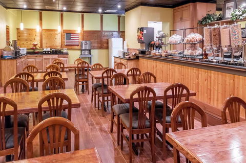 Ramada By Wyndham Medford Hotel & Conference Center - Click Find 22