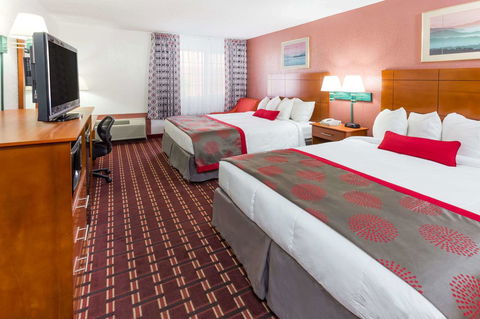 Ramada By Wyndham Medford Hotel & Conference Center - Click Find 37