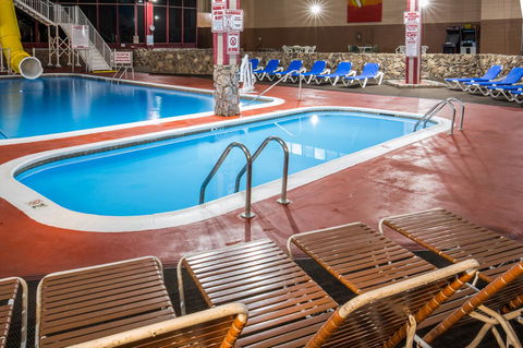 Ramada By Wyndham Medford Hotel & Conference Center - Click Find 6