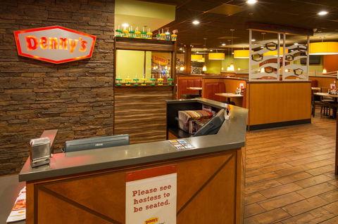 Ramada By Wyndham Medford Hotel & Conference Center - Click Find 2