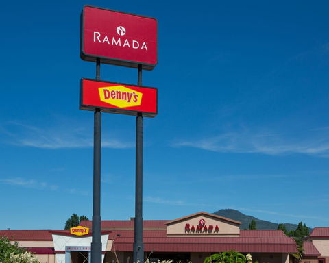 Ramada By Wyndham Medford Hotel & Conference Center - Click Find 0