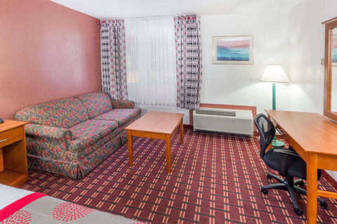 Ramada By Wyndham Medford Hotel & Conference Center - Click Find 32