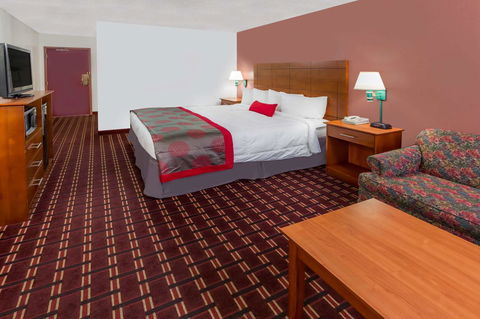 Ramada By Wyndham Medford Hotel & Conference Center - Click Find 25