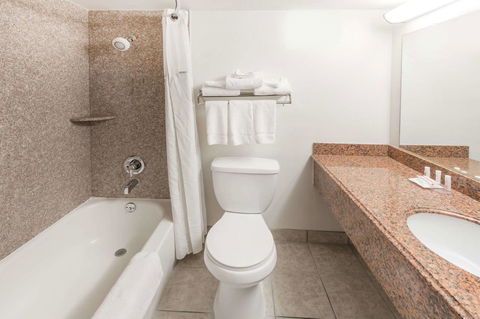 Ramada By Wyndham Medford Hotel & Conference Center - Click Find 17