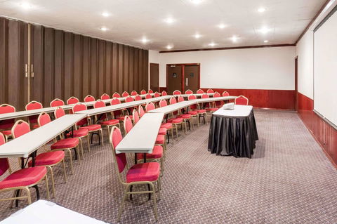 Ramada By Wyndham Medford Hotel & Conference Center - Click Find 36