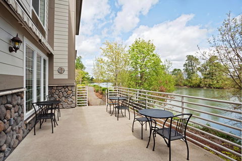 Holiday Inn Express Corvallis-On The River - Click Find 23