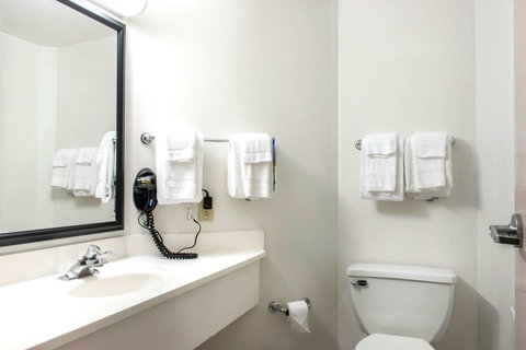 Quality Inn Near University Park - Bet 4u 18