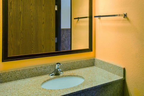 AmericInn By Wyndham Chamberlain Conference Center - Bet 4u 9