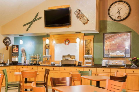 AmericInn By Wyndham Chamberlain Conference Center - Bet 4u 14